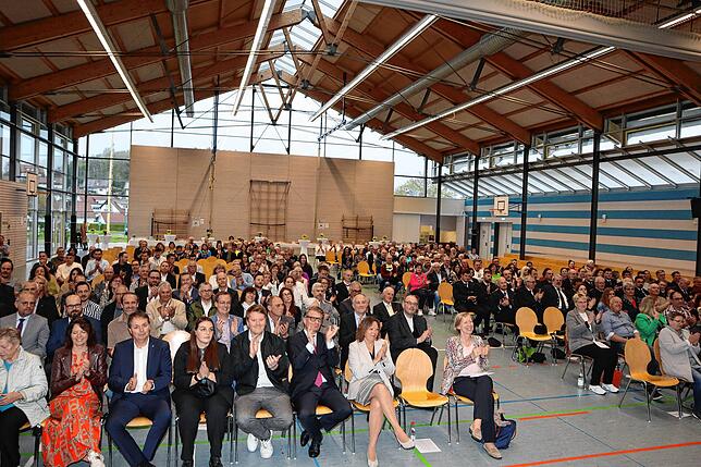 Rund 300 Gäste waren zur Amtseinsetzung von Ewald Hoffmann zum Bürgermeister in die Schwenninger Heuberghalle gekommen.
