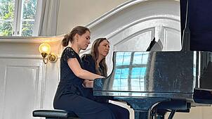 Vier Hände an einem Klavier: Antonia Miller (vorn) und Cristina Marton-Argerich beeindrucken bei ihrem Spiel durch Harmonie und Hingabe. ...