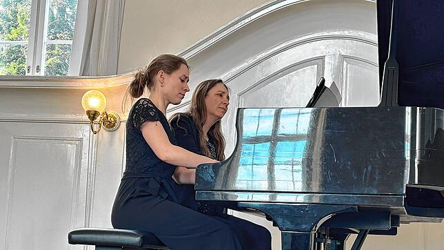 Vier Hände an einem Klavier: Antonia Miller (vorn) und Cristina Marton-Argerich beeindrucken bei ihrem Spiel durch Harmonie und Hingabe. ...