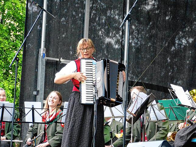 Sandra Seitz dirigiert die Musikanten aus Denkingen und spielt auch Akkordeon.