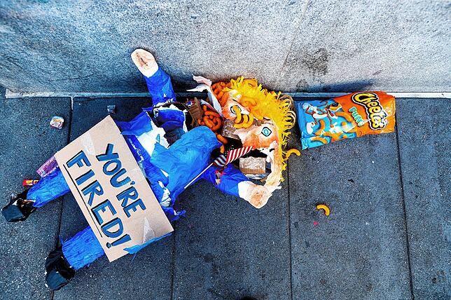 Eine Pinata, die US-Präsident Trump darstellt liegt zerschlagen auf dem Boden.
