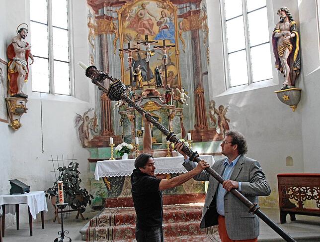Schon vor vier Jahren waren zwei Zunftstangen in die Jodok-Kirche zurückgekehrt. In der Nische am oberen Ende der Stangen hatten die ...