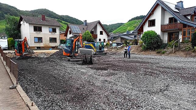 Am linken Haus sind die Spuren der Flut, die unter den Fenstern des zweiten Stockwerks enden, noch gut zu erkennen.