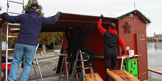 Michael Breuninger, dessen Sohn Marcel und andere Helfer bauen gemeinsam den Stand für den Adventsmarkt 2021 auf. Durch den neuen ...