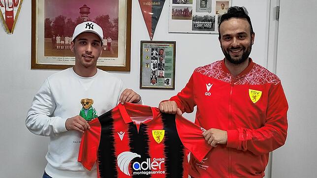 Neuer Mann: Astrit Adilovski (links) wechselt FC Wittlingen zum FSV Rheinfelden. Begrüßt wird er von FSV-Sportkoordinator Gianfranco ...