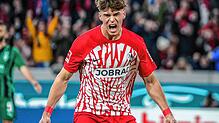 Hoppla, so schmerzhaft kann Freude ausschauen: Noah Weißhaupt vom SC Freiburg freut sich beim 3:3 gegen Gladbach über sein ...