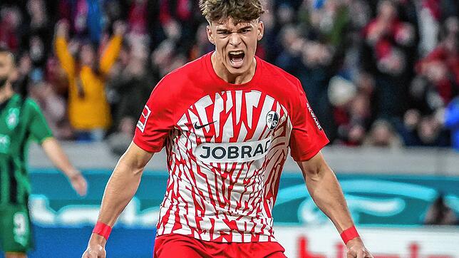 Hoppla, so schmerzhaft kann Freude ausschauen: Noah Weißhaupt vom SC Freiburg freut sich beim 3:3 gegen Gladbach über sein ...