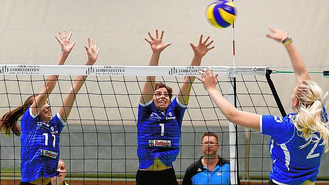Dieser Ball darf nicht durch: Die Villingerinnen Jule Gaisser (links) und Single Klara beim Block. Bild: Joachim Klein