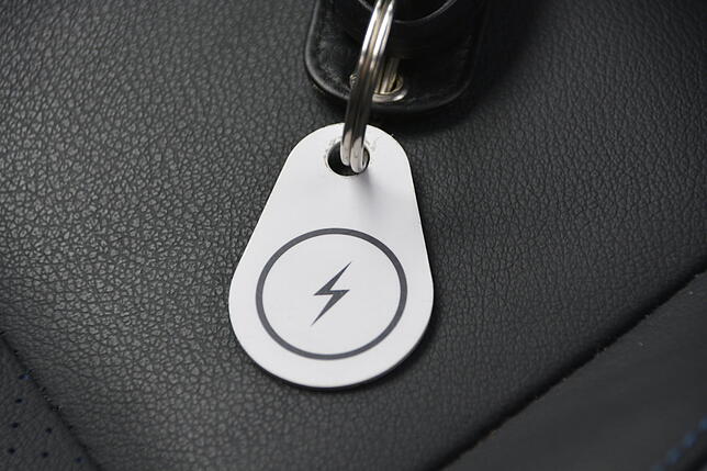 Der Plugsurfing-Chip mit RFID-Technik passt an jeden Schlüsselbund. Über ihn wird der Strom unkompliziert abgerechnet.