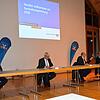 In großem Abstand blickten die Vorstandsmitglieder der Hagnauer Volksbank &ndash; Felix Baur, Werner Meichle, Thomas Urnauer und ...