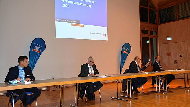 In großem Abstand blickten die Vorstandsmitglieder der Hagnauer Volksbank &ndash; Felix Baur, Werner Meichle, Thomas Urnauer und ...