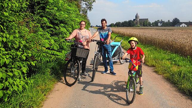 Familie Berrischen probiert ihre Räder vor dem Bodenseeurlaub in ihrer Heimat im niederrheinischen Kerken aus.