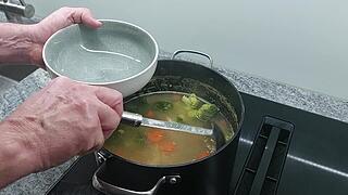 Guten Appetit! Die Hühner-Gemüse-Suppe gegen den dicken Kopf und für gute Laune!