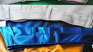 Das Ölgemälde &bdquo;Hosen5&ldquo; auf Leinwand ziert die Ausstellung. Bild: Galerie Kunst-Konvent