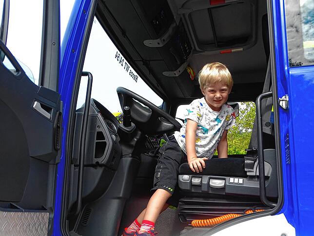 Der kleine Eliah ist in ein Fahrzeug des THW gestiegen.