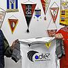 Neues Trikot: Enes Özkan (links) hat den FC Wallbach verlassen und wird von Sportchef Gianfranco Olivieri als Neuzugang des FSV ...
