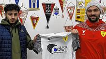 Neues Trikot: Enes Özkan (links) hat den FC Wallbach verlassen und wird von Sportchef Gianfranco Olivieri als Neuzugang des FSV ...