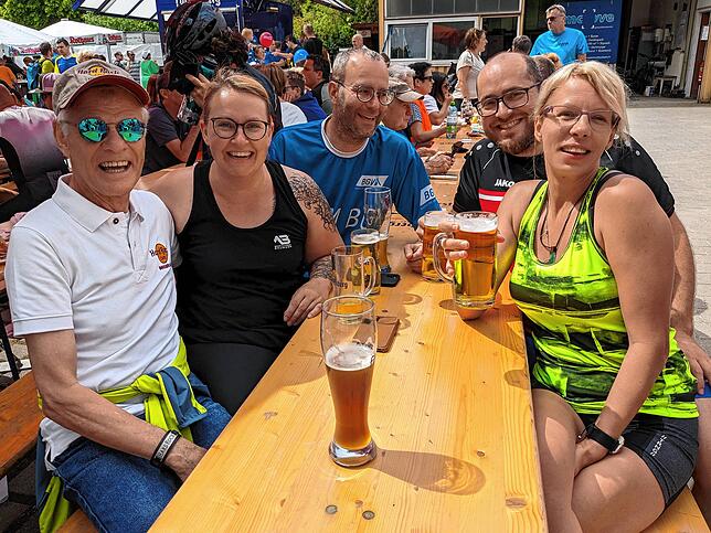 Nach absolviertem Rundkurs genossen Hans-Dieter Steier, Rebecca und Wolfram Jäger, Bernhard Maier und Saskia Jäger (v.l.) die Bewirtung ...