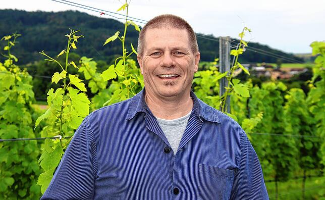 Armin Zolg ist leidenschaftlicher Winzer, bewirtschaftet Weinlagen in Gailingen, bietet als Weinkulturführer Weinbergrundfahrten an, hat ...
