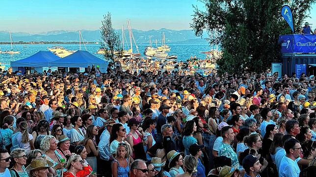 Bild 6: Alvaro Soler in Friedrichshafen: Konzert begeistert Besucher am Seeufer (Teil 1)