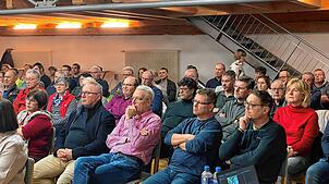 Die Bürger verfolgen im Bürgerhaus Sumpfohren die erste Versammlung der Gemeinde.
