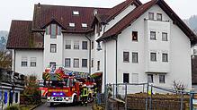 Die Feuerwehr Lauchringen bei einem Einsatz in der Hintergasse. Ein Verletzter muss aus dem Haus geholt werden.