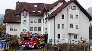 Die Feuerwehr Lauchringen bei einem Einsatz in der Hintergasse. Ein Verletzter muss aus dem Haus geholt werden.