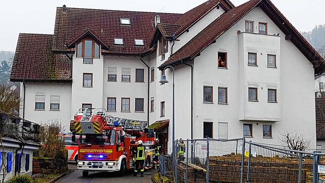 Die Feuerwehr Lauchringen bei einem Einsatz in der Hintergasse. Ein Verletzter muss aus dem Haus geholt werden.