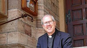 Pfarrer Fabian Schneider vor der Kirche St. Peter und Paul. Foto: Stefan Limberger-Andris