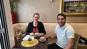 SÜDKURIER-Mitarbeiterin Sira Huwiler-Flamm sprach bei einem Kaffee mit Khalid Sajid aus Gurtweil über aktuelle politische Entwicklungen ...