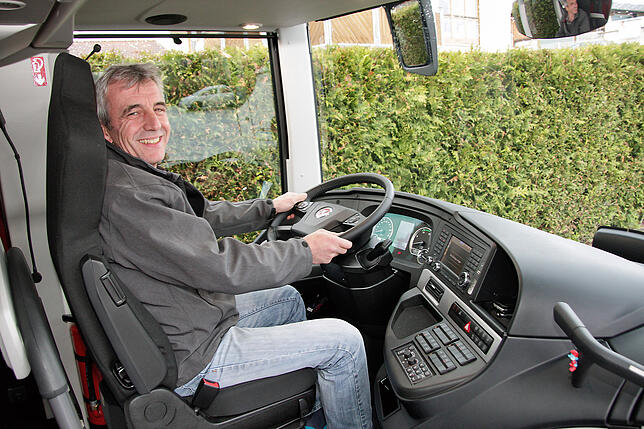 Dieter Petrolli demonstriert, dass es im neuen Bus auch den Fahrern an nichts fehlt.
