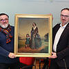 Anselm Venedey übergibt ein Bild des Malers Friedrich Pecht an Uli Burchardt: es zeigt eine Frau mit Kind und steht für den Wunsch, dass ...