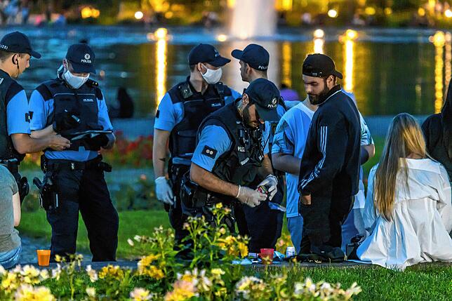 Massives Polizeiaufgabe am Eckensee in Stuttgart. Dort war die Keimzelle der Krawalle. Den Gruppierungen standen hunderte Polizisten ...