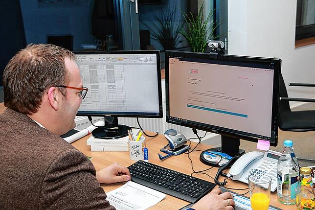 23.57 Uhr: Andreas Braun klickt sich mal schnell auf die Homepage für die Terminvergabe ein und schaut, ob in dieser Nacht die Termine ...