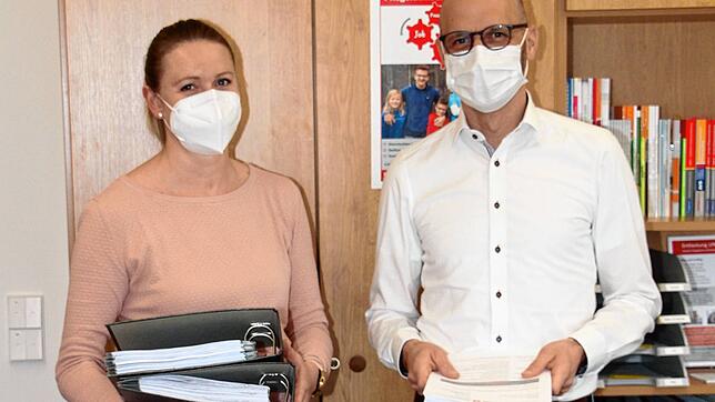 Die Organisation für den Einsatz des mobilen Impfteams leistet die Sozialstation selbst. Es ist viel Arbeit, zeigen Sarah Fritz und ...