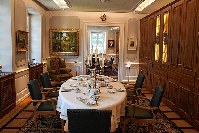 Der Blick in den Salon im Herrenhaus: In den Schränken befinden sich die Musterbücher.