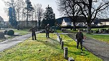 Oberstleutnant d.R. Lothar Haigis, Hauptfeldwebel d.R. Udo Tietz und Oberstabsfeldwebel d.R. Steffen Zander (von links) reinigen die ...