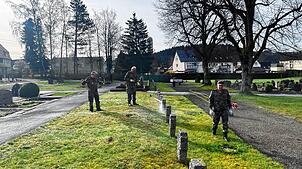 Oberstleutnant d.R. Lothar Haigis, Hauptfeldwebel d.R. Udo Tietz und Oberstabsfeldwebel d.R. Steffen Zander (von links) reinigen die ...