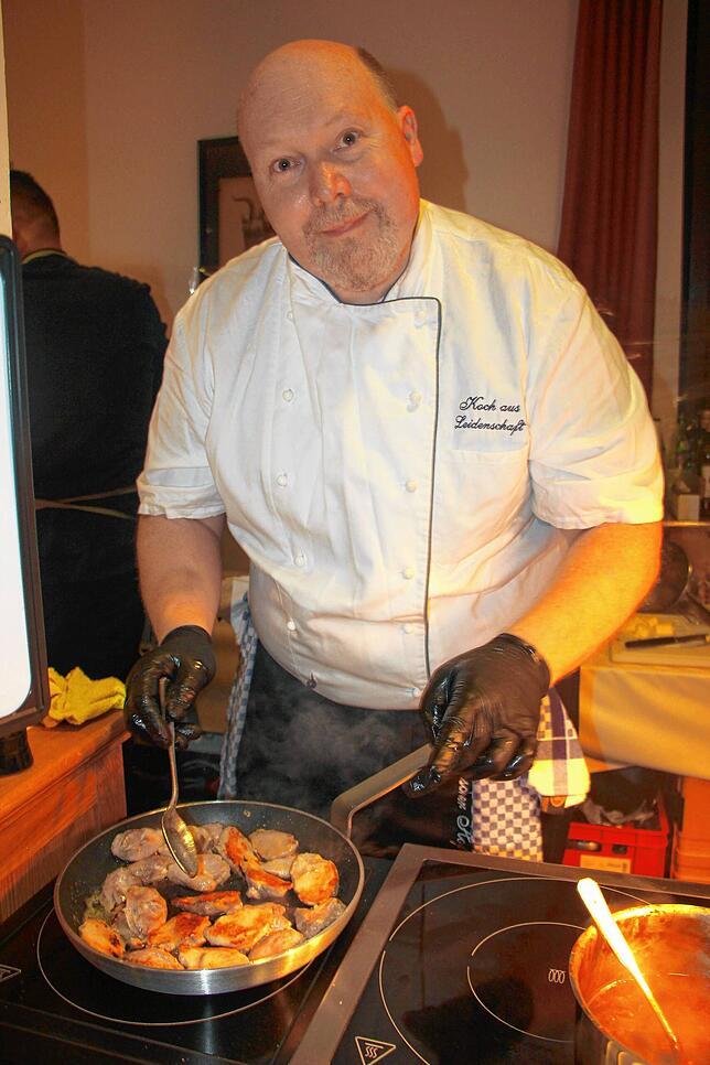Mit dabei war auch Karl Norbert Leykauf vom „Bayrischen Hof“ in Heiligenberg, der Wachtelbrüstchen gebraten auf marinierten Rotkohl mit ...