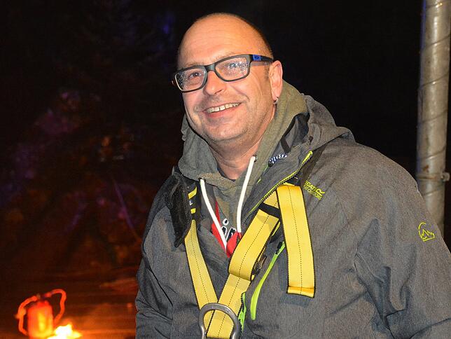 Michael Feser ist an der Feuershowbühne bereits seit 14 Jahren im Einsatz.