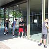 Diese Jungs warten auf Einlass zum Basketball-Training. Nach einigen Minuten werden sie gehört und ein Mitspieler läuft quer durch die ...