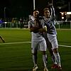 Moritz Keller (links) und Yannick Böhler wissen genau, wo die Kamera steht. Hier posieren sie nach Kellers Traumtor zum 0:2.