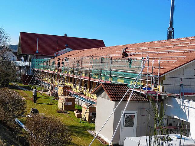 Derzeit wird auf dem Süddach der neuen Halle die Photovoltaikanlage installiert. Sie soll einen Teil des Stromverbrauchs produzieren.