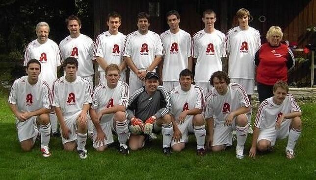 FC Bonndorf 2008/09 mit der langjährigen Trainerin Inge Lutner, die den Verein prägte.