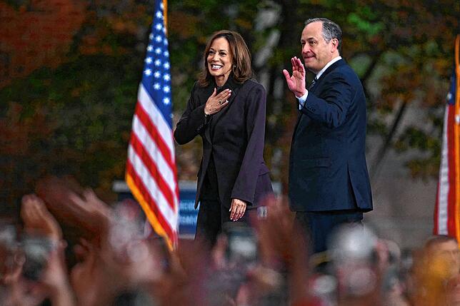 Vizepräsidentin Kamala Harris verlässt am Tag nach der Wahl mit Ehemann Doug Emhoff die Bühne auf dem Gelände der Howard Universität in ...