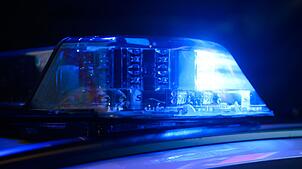 Ein 32-jähriger Mann ist in Mannheim über eine rote Ampel gefahren und anschließend mit dem Wagen einer betrunkenen Fahrerin ...