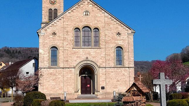 Die St. Galluskirche Eggingen erhielt zwei neue elektronische Liedanzeiger sowie neue Leuchter für den Altarraum (Kosten von 20.000 ...