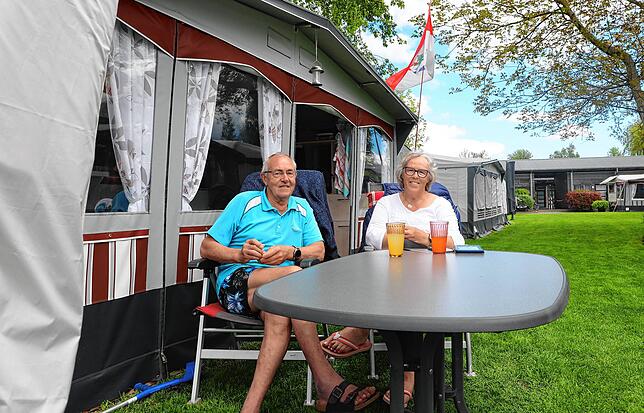 Gabi und Bernhard Höfler aus Titisee-Neustadt vor ihrem Wohnmobil.