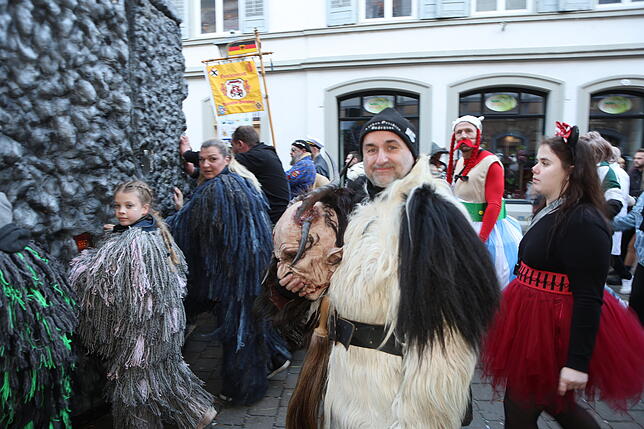 Bild 25: Konstanzer Straßenfasnacht 2025: Die Altstadt wird zum Narrenparadies - Die Bilder vom Abend!