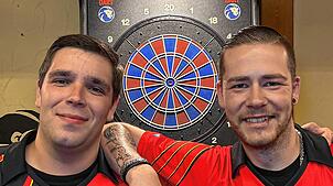 Philipp Thurner und Patrick Jamnikar (von links) sind zwei begeisterte Dartspieler und haben das zweite Charity-Dart-Turnier organisiert.